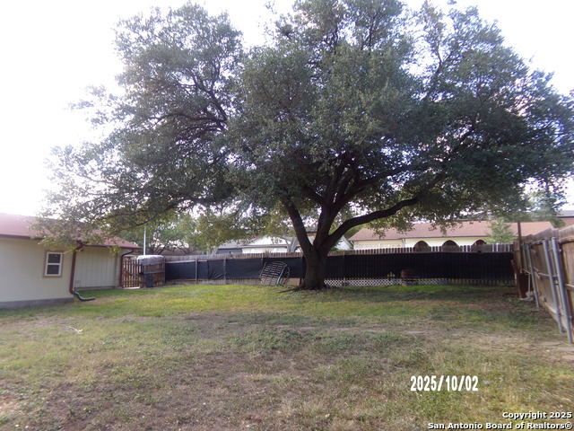 Image 32 of 37 For 615 Amistad Blvd