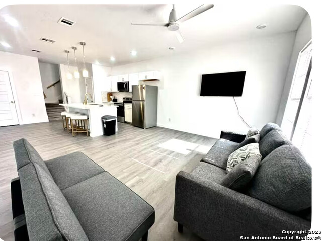 Image 3 of 13 For 829 Kayton Ave