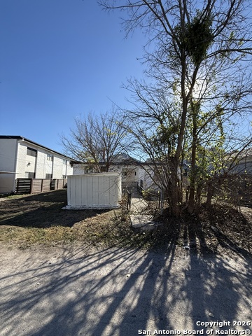 Image 29 of 31 For 325 Locust E