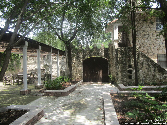 Image 13 of 19 For 403 Elsmere Pl W 4