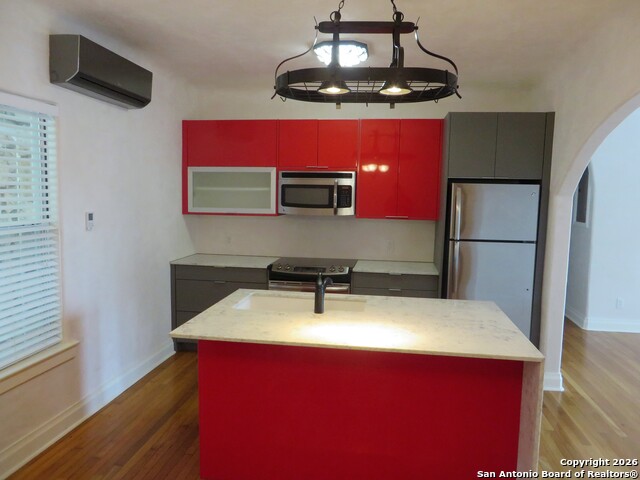 Image 4 of 19 For 403 Elsmere Pl W 4