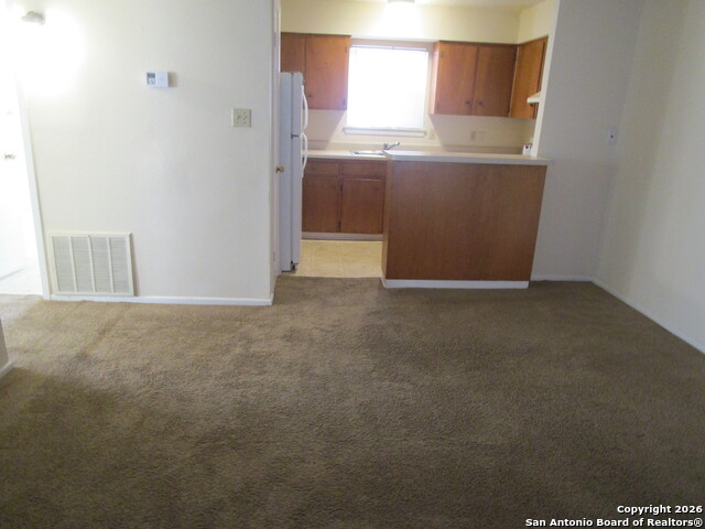 Image 3 of 9 For 718 Russell Pl W 10