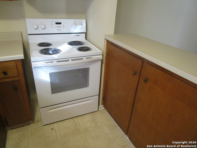 Image 5 of 9 For 718 Russell Pl W 10