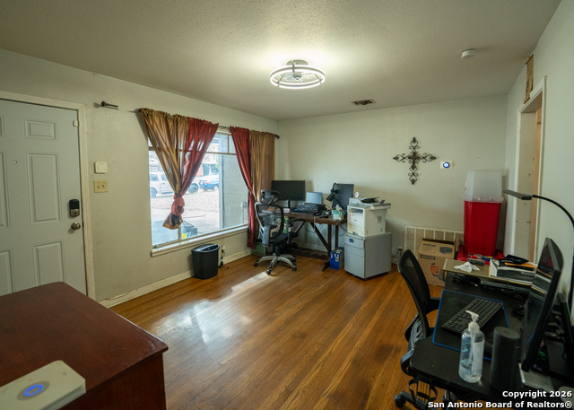 Image 10 of 26 For 639 Edgebrook