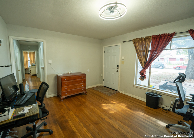 Image 11 of 26 For 639 Edgebrook