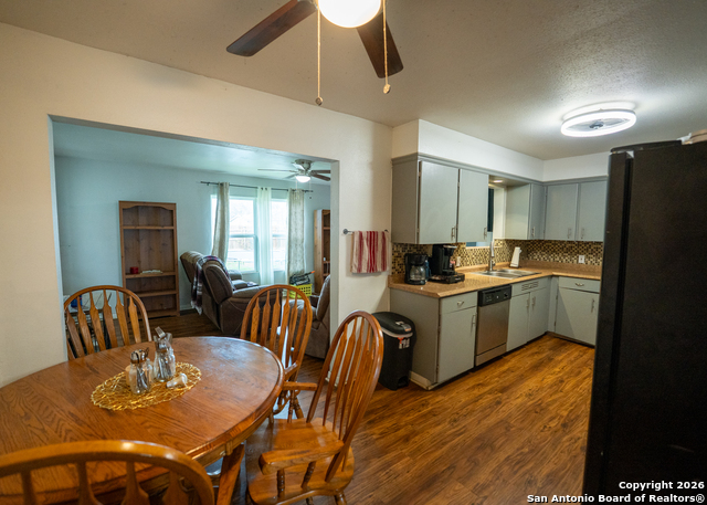 Image 12 of 26 For 639 Edgebrook