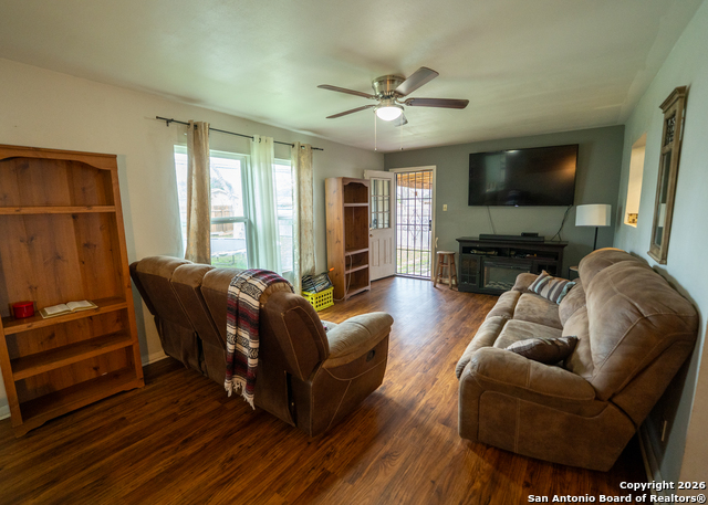 Image 15 of 26 For 639 Edgebrook