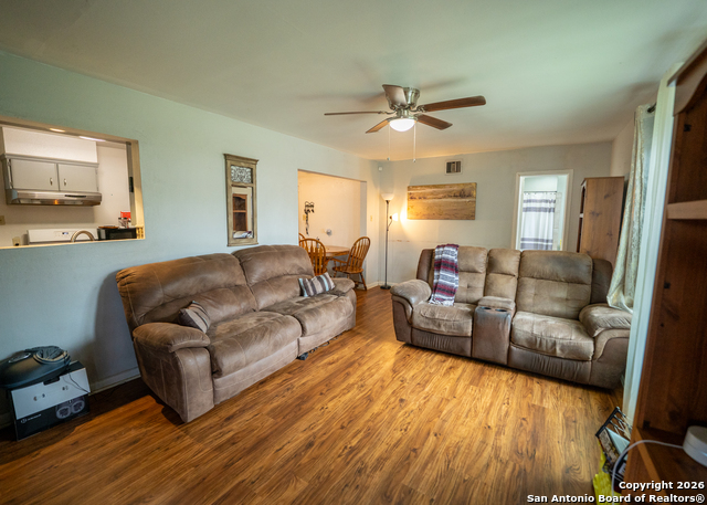 Image 16 of 26 For 639 Edgebrook