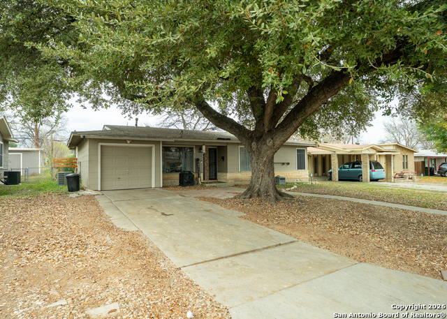 Image 3 of 26 For 639 Edgebrook