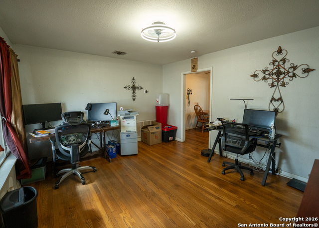 Image 9 of 26 For 639 Edgebrook