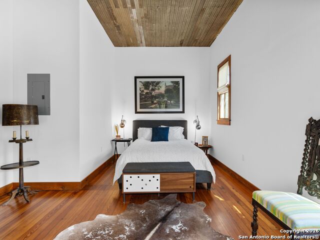 Image 20 of 37 For 211 Devine Street