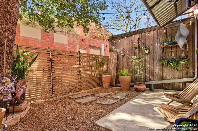 Image 19 of 31 For 1401 S Flores  110