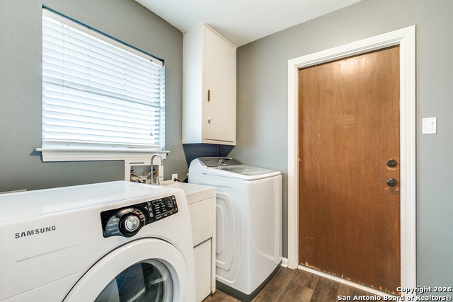 Listing photo id 8 for 3610 Larkhill