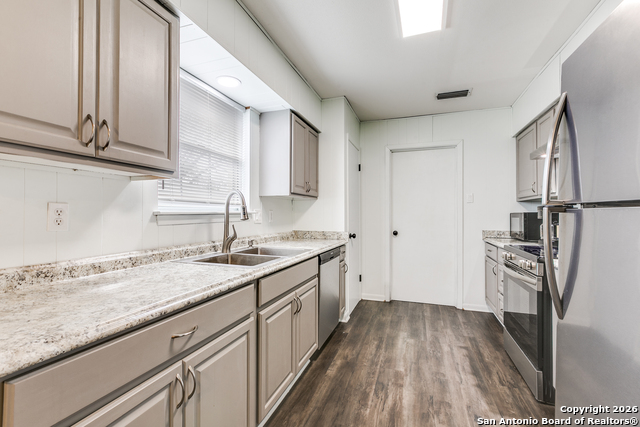 Listing photo id 6 for 3610 Larkhill