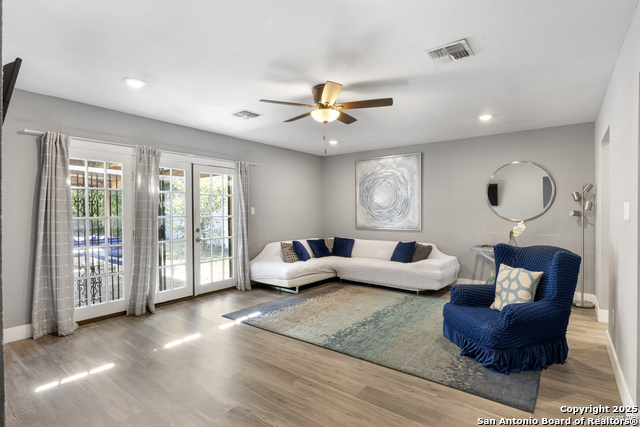 Listing photo id 7 for 838 Gulf  