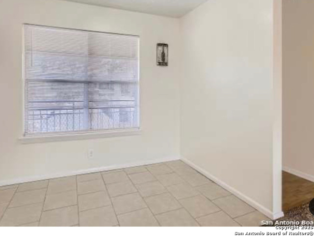 Image 4 of 6 For 923 Vance Jackson  1210