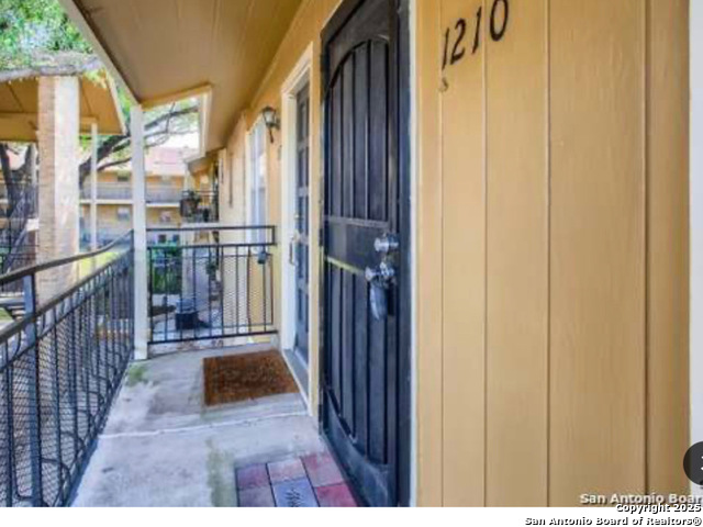 Image 6 of 6 For 923 Vance Jackson  1210