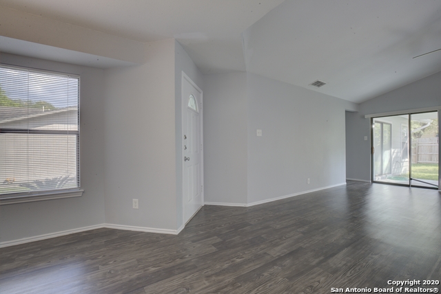 Listing photo id 3 for 13239 Wood Climb