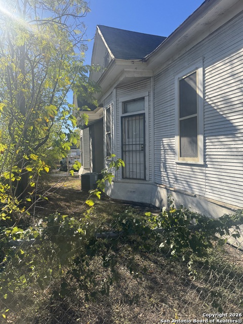 Image 4 of 53 For 2424 Buena Vista