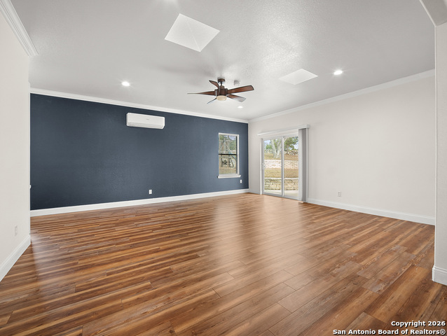 Listing photo id 3 for 219 Victoria