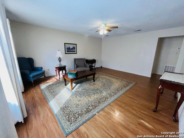 Image 4 of 18 For 200 Frio St W