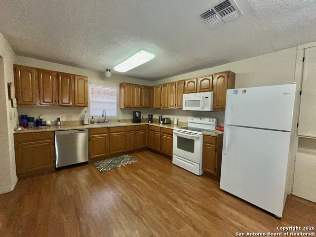 Image 8 of 18 For 200 Frio St W