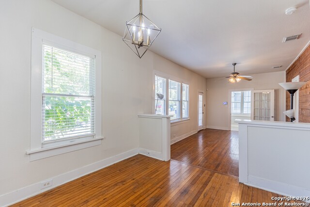 Image 13 of 32 For 814 Lynwood Ave W