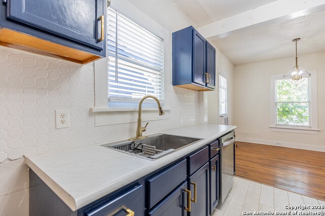 Image 16 of 32 For 814 Lynwood Ave W