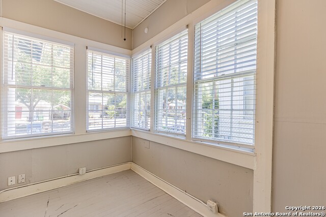 Image 19 of 32 For 814 Lynwood Ave W