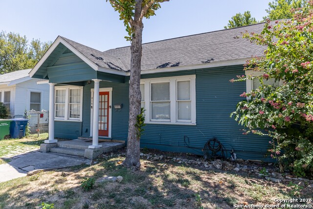 Image 2 of 32 For 814 Lynwood Ave W