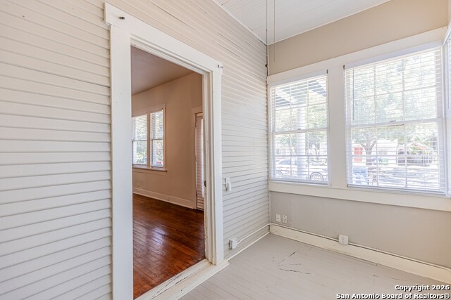 Image 20 of 32 For 814 Lynwood Ave W