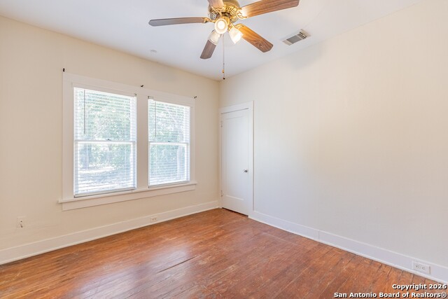 Image 25 of 32 For 814 Lynwood Ave W