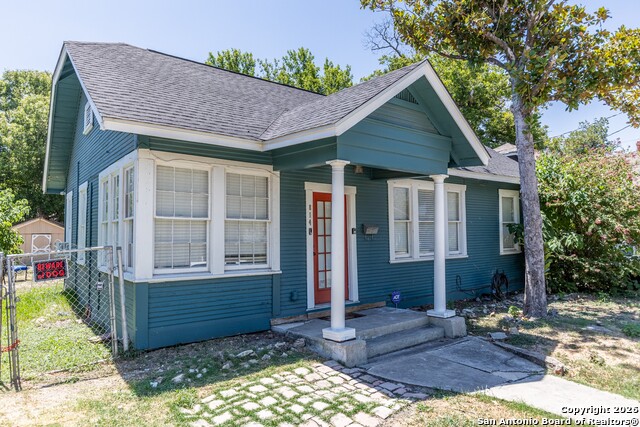 Image 3 of 32 For 814 Lynwood Ave W