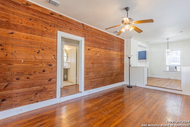 Image 5 of 32 For 814 Lynwood Ave W