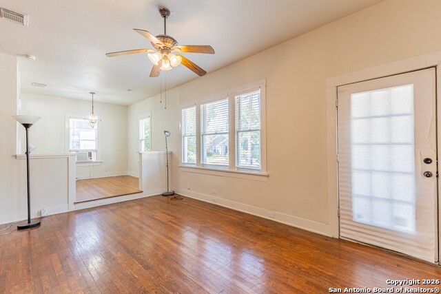 Image 6 of 32 For 814 Lynwood Ave W