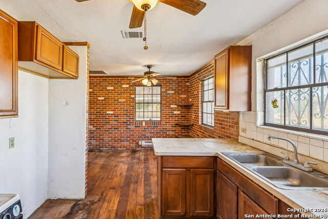 Image 13 of 34 For 4035 Parkway