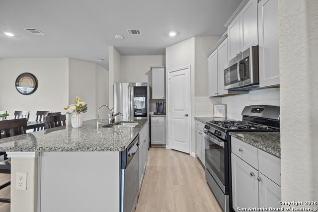 Listing photo id 9 for 6651 Beehive