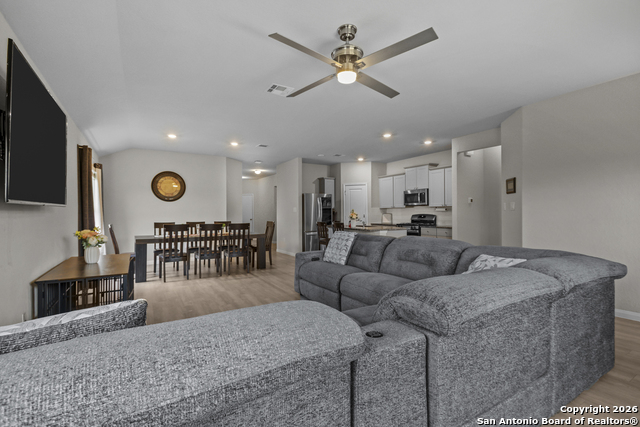 Listing photo id 7 for 6651 Beehive