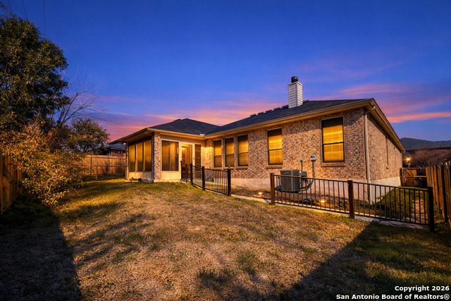 Listing photo id 1 for 141 Springtree Gate