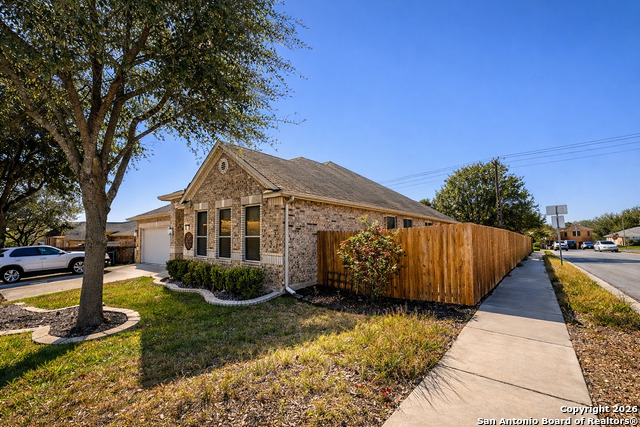 Listing photo id 4 for 141 Springtree Gate