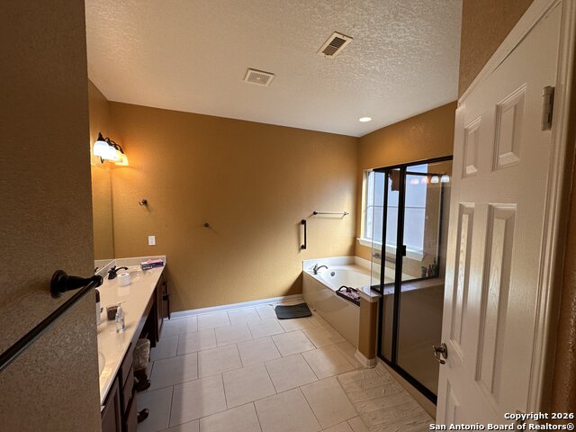 Listing photo id 6 for 141 Springtree Gate