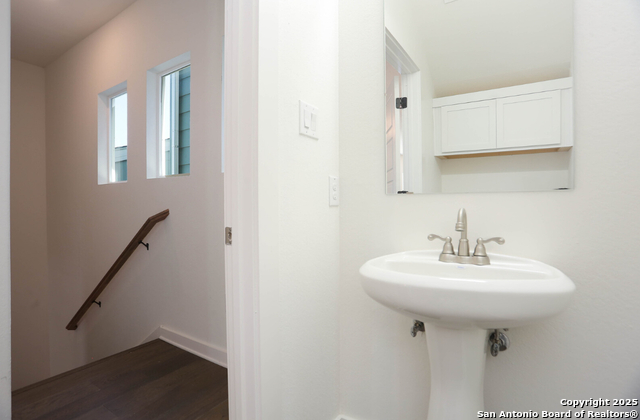 Image 13 of 24 For 310 W Evergreen St #115