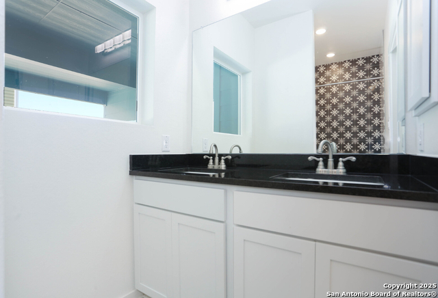 Image 16 of 24 For 310 W Evergreen St #115