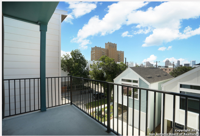 Image 2 of 24 For 310 W Evergreen St #115