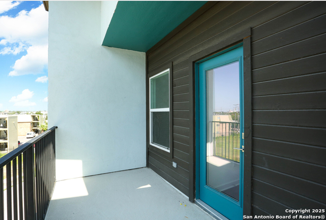 Image 3 of 24 For 310 W Evergreen St #115