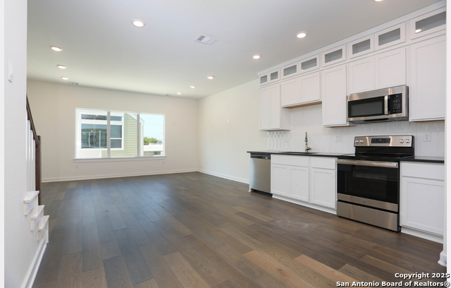 Image 7 of 24 For 310 W Evergreen St #115