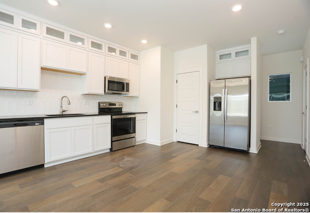 Image 9 of 24 For 310 W Evergreen St #115