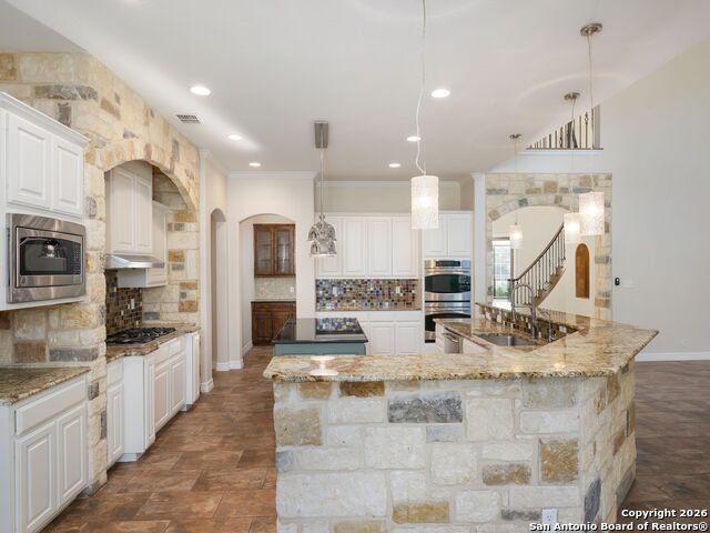 Listing photo id 15 for 303 Regent Circle