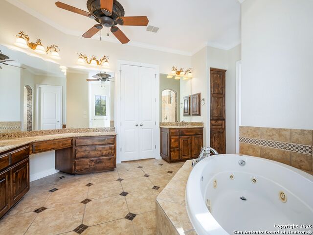 Listing photo id 33 for 303 Regent Circle