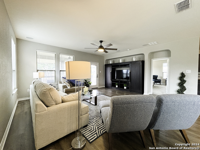 Listing photo id 8 for 8134 Emmeline Dr,